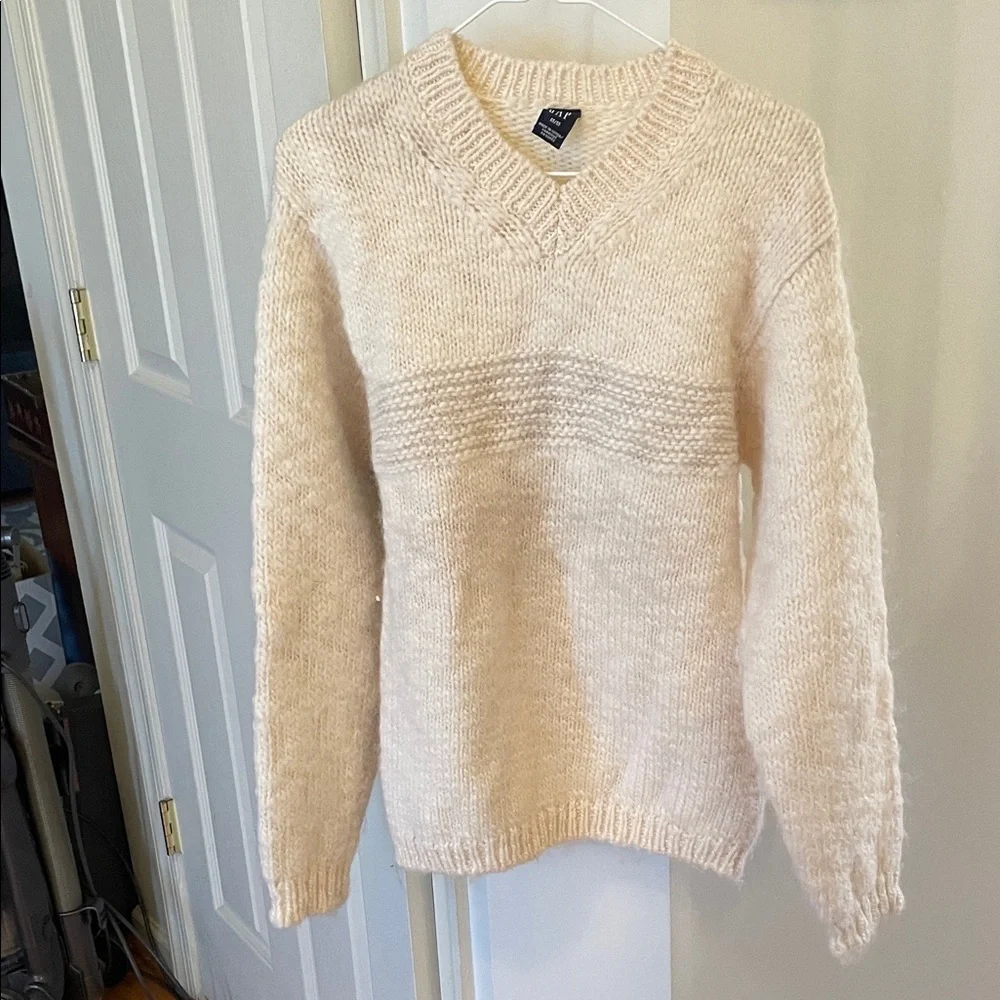 v i n t a g e:: 
 GAP Cream V-Neck Textured Knit Sweater 100% wool rare 90s - Picture 2 of 6